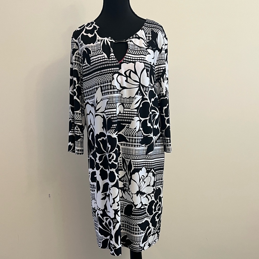 Neiman Marcus Black & White Floral Keyhole Shift Dress